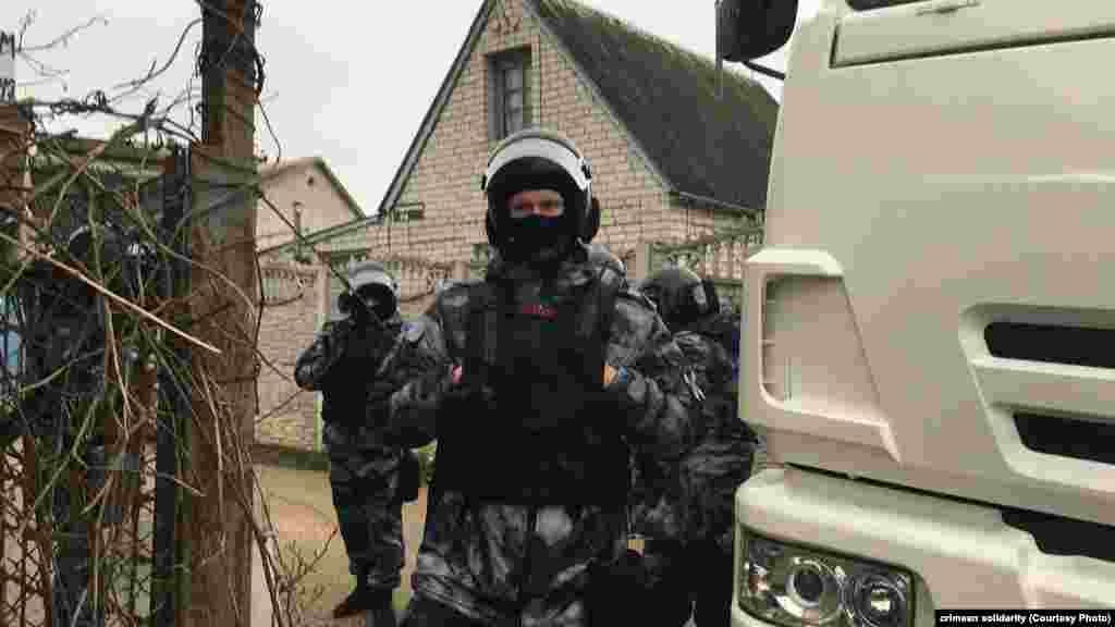 Російські силовики обшукали 25 будинків, у яких живуть активісти «Кримської солідарності», громадські активісти, журналісти і блогери