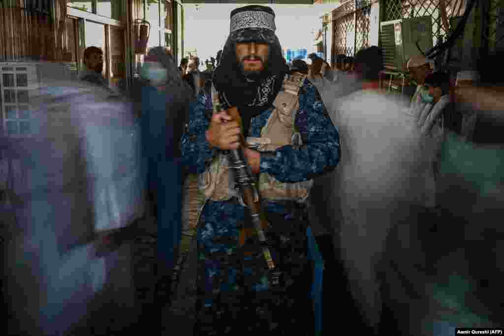 Боец «Талибана» стоит на «страже» на рынке в Кабуле