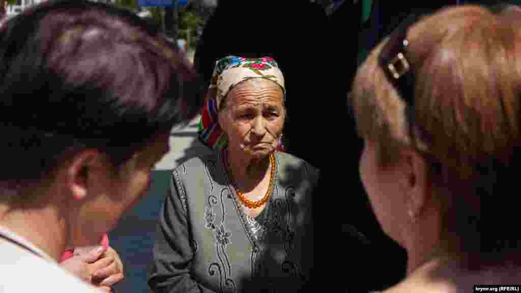 Родственники, друзья, правозащитники, общественные активисты и неравнодушные люди продолжают приходить к зданию подконтрольного России Центрального районного суда Симферополя, где проходят заседания по «делу 26 февраля». Все это время крымскотатарские активисты поддерживают подсудимых снаружи, так как их не пускают в здание  