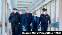 Кремль и правительство не хотят, чтобы мэр Москвы выглядел как спасатель, утверждают источники "Проекта"