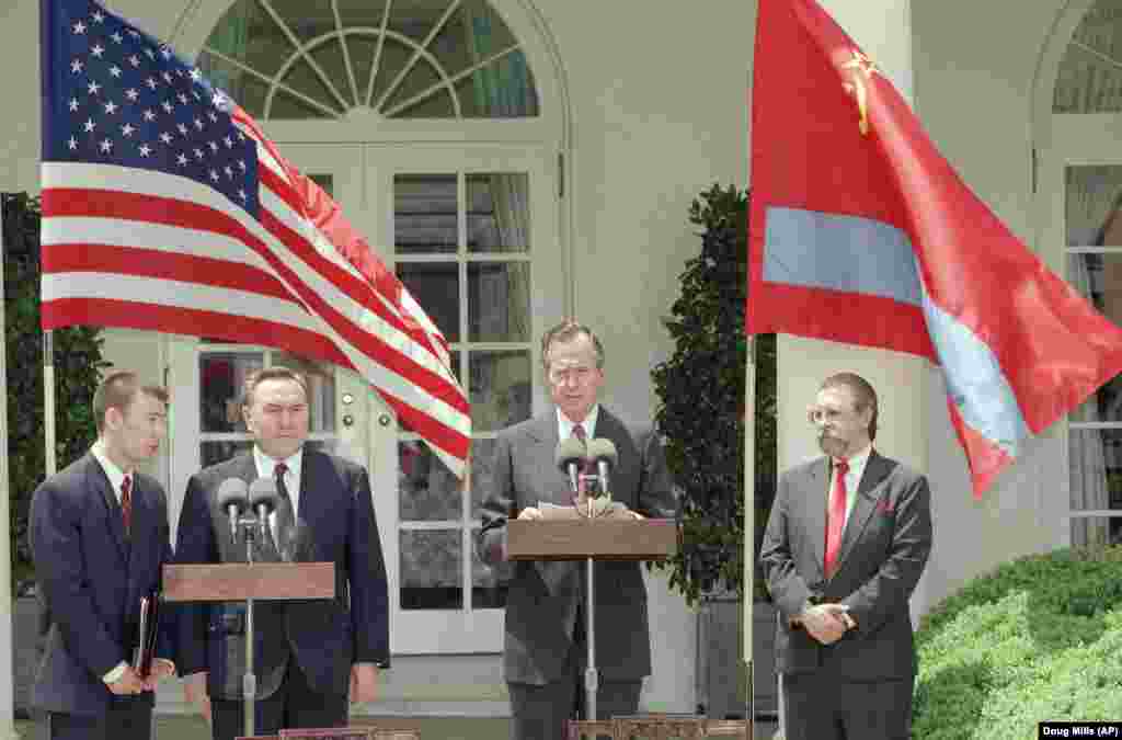 Первый визит президента Казахстана в США состоялся в мае 1992 года. В Белом доме его принял президент Соединенных Штатов Джордж Буш – старший. В Вашингтоне тогда были  подписаны соглашение о торговых отношениях, договор о поощрении и взаимной защите капиталовложений и меморандум о взаимопонимании между правительствами обеих стран.  