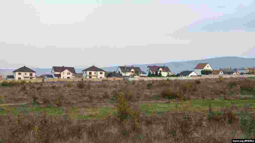 Новые коттеджи на окраине села Резервное «выросли» в последние годы