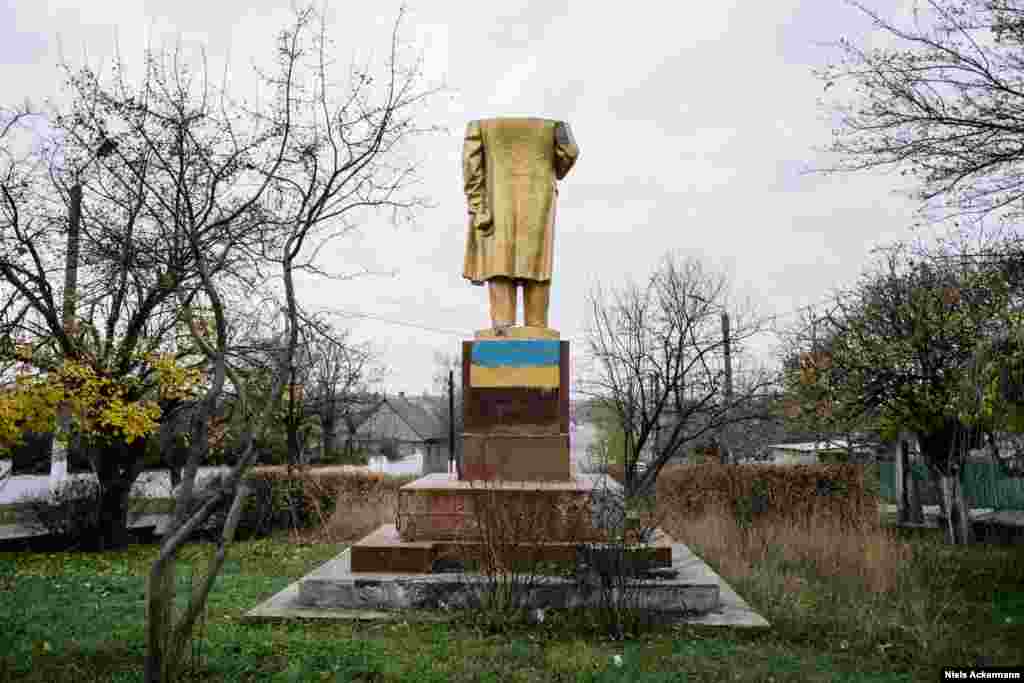 Обрезанный Ленин в Одесской области В ходе сбора фотографий памятников Акерман и Гобер записывали голоса украинцев. Акерман объяснил Радио Свобода: "Важно было показать, что на Украине нет единого мнения о декоммунизации, есть 42 миллиона мнений". 