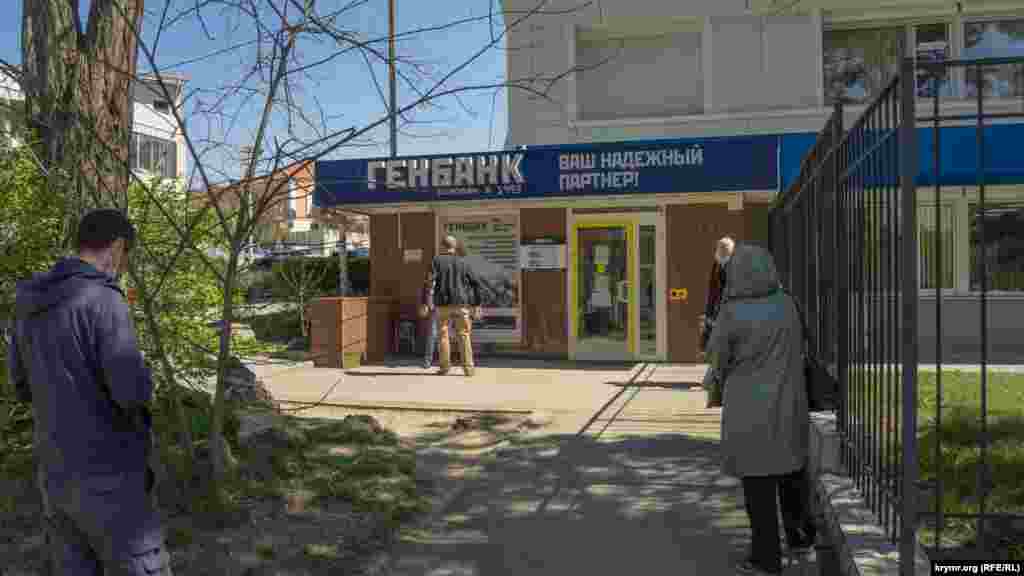 В это отделение «Генбанка» одновременно могут зайти только два клиента и только в защитных масках