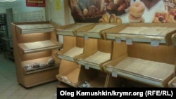 Полки с хлебом в симферопольском супермаркете «Фуршет».