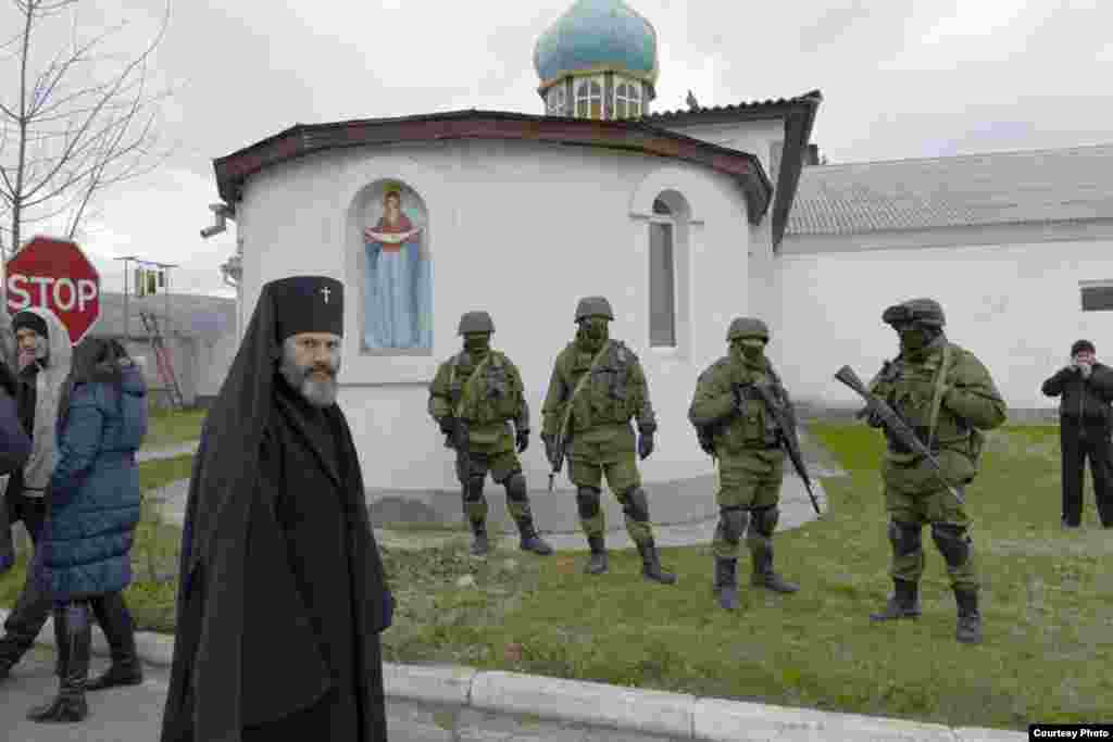 Климент активно выступает против аннексии Крыма. В 2014 году, когда российские военные вторглись на территорию полуострова, архиепископ «живым щитом» преграждал дорогу россиянам к воинской части в селе Перевальное, что под Симферополем