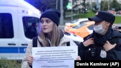 Журналистка "Важных историй" Ирина Долинина в одиночном пикете в поддержку СМИ – иностранных агентов