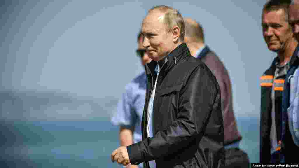 Право проехать первым предоставили президенту России Владимиру Путину. Общаясь со строителями, российский президент выразил надежду на то, что работы по постройке сооружения будут продолжены. «Первая линейка – самая важная, не сомневаюсь, что все у вас получится и осенью (откроют – КР) грузовую, а через год – железнодорожную», – сказал Путин