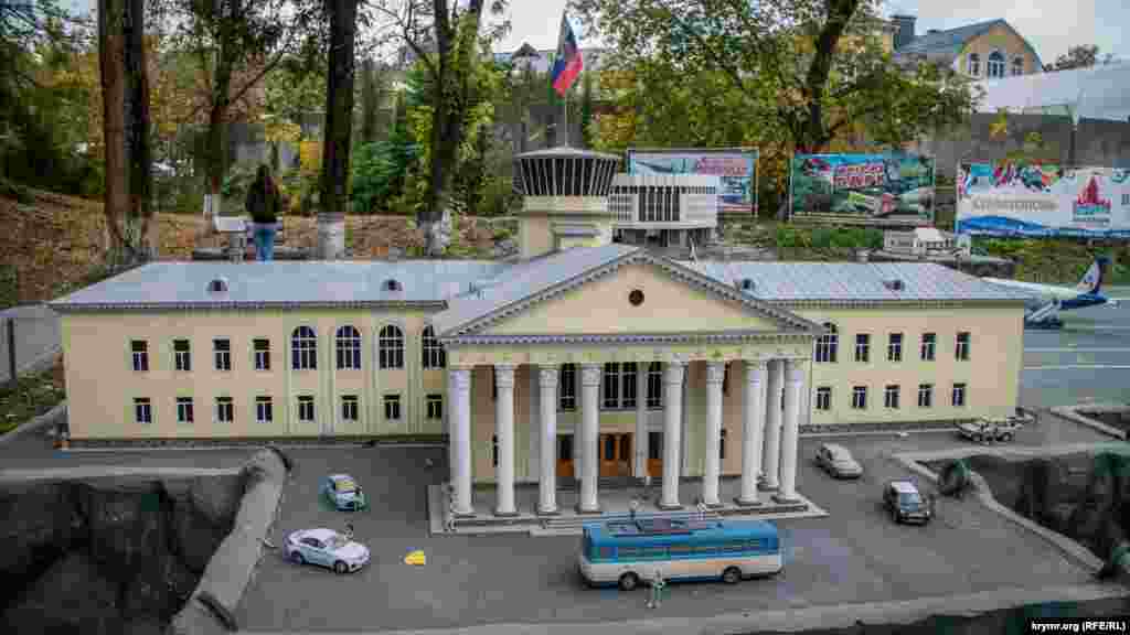 Здание Симферопольского аэропорта.  Симферопольский аэропорт появился в 1936 году, а здание аэровокзала, макет которого представлен, построено в 1957 году.  16 апреля 2018 года в Симферополе открыли новый терминал аэропорта. Его построили за 22 месяца и за почти 500 млн долларов. После аннексии полуострова Россией в марте 2014 года крымские аэропорты были закрыты решением правительства Украины. Любые полеты туда и оттуда являются нарушением законов Украины и международных правил
