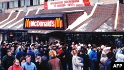 Очередь из москвичей и гостей столицы у первого ресторана "Макдоналдс" в Москве 31 января 1990 года. Это был крупнейший "Макдоналдс" в Европе.