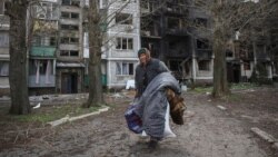 Locuitorii din zona Pokrovsk își îngroapă morții în curți, sub asediul continuu al dronelor rusești Locuitorii din zona Pokrovsk își îngroapă morții în curți, sub asediul continuu al dronelor rusești