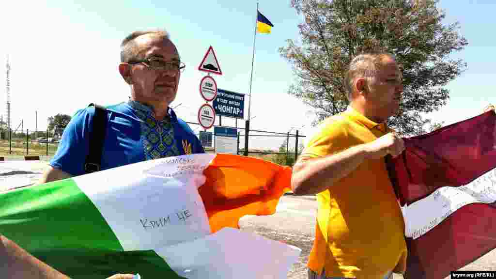 «Від початку року прапори встигли побувати в двадцяти країнах. Надалі акція продовжиться. В Україні триває війна, і українці, які живуть за кордоном, нагадують світові, що війна не закінчилася, що українці борються не тільки за свою країну, але і за всю вільну Європу», – повідомив Крим.Реалії ініціатор акції, голова Асоціації українців Ірландії Микола Круцик