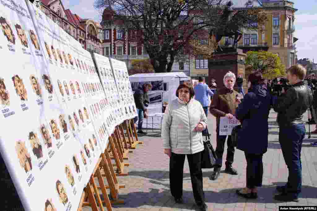 «Мы хотим, чтобы к нашей акции могли присоединиться львовяне и высказать свое мнение, чтобы люди солидаризировались с жителями Крыма, которых репрессируют, которые отстаивают свои права», – отметил Энвер Бекиров, представитель культурного центра крымских татар во Львове