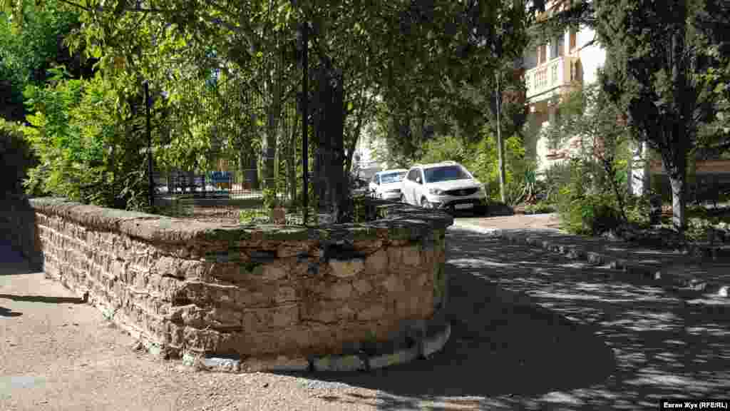 Во дворе все обустроено не совсем обычно, даже клумба – она приподнята на метр с помощью выложенных из камня подпорных стен