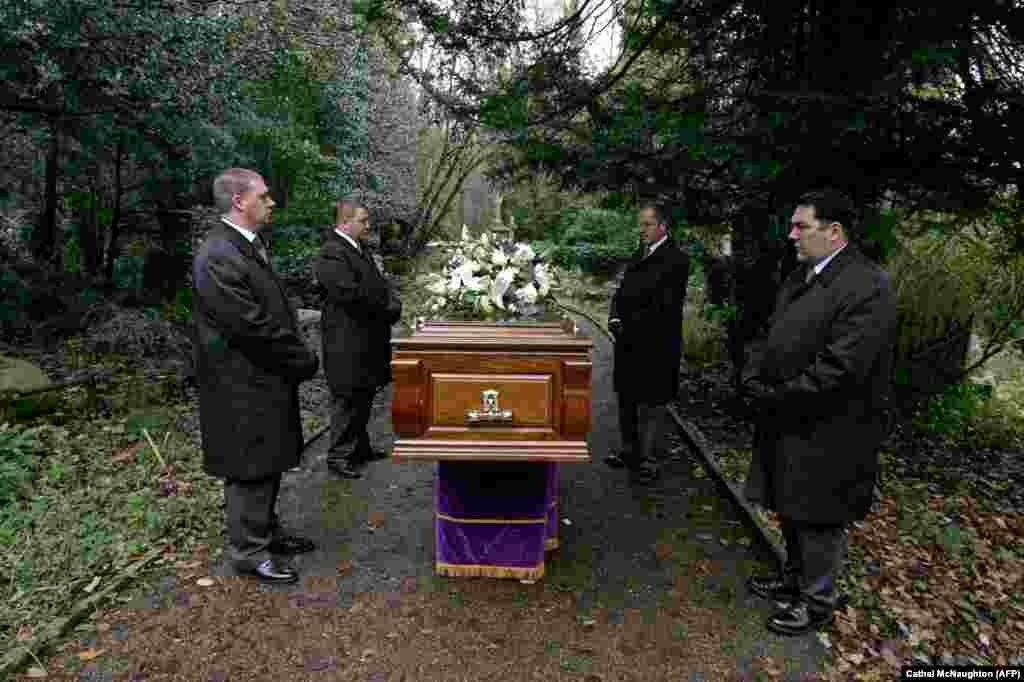 Litvinenko's casket is prepared for burial at Highgate Cemetery in north London on December 7, 2006. 