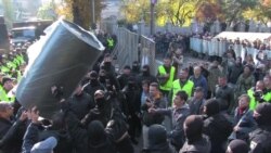 Силовики и протестующие возле Верховной Рады: момент примирения (видео) Силовики и протестующие возле Верховной Рады: момент примирения (видео)