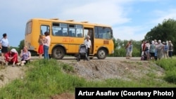 Автобус с эвакуированными жителями селения Урман, 4 июня 2015 г.