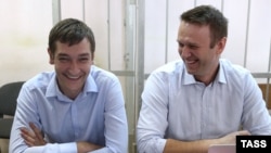 Рассмотрение уголовного дела против братьев Навальных (архивное фото)