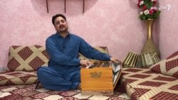 سرفرازخان وبايي حالاتو کې په کور کې له هارمونییم سره مشغول وي سرفرازخان وبايي حالاتو کې په کور کې له هارمونییم سره مشغول وي