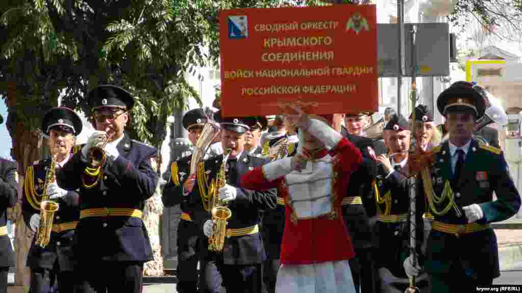 Парад оркестров – третья часть Всероссийского фестиваля военных оркестров Росгвардии «Всегда на страже». Согласно сценарию праздника, музыканты прошли до здания администрации