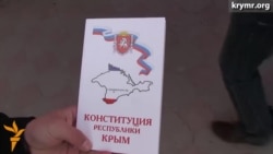 В Симферополе раздают российскую Конституцию Крыма В Симферополе раздают российскую Конституцию Крыма