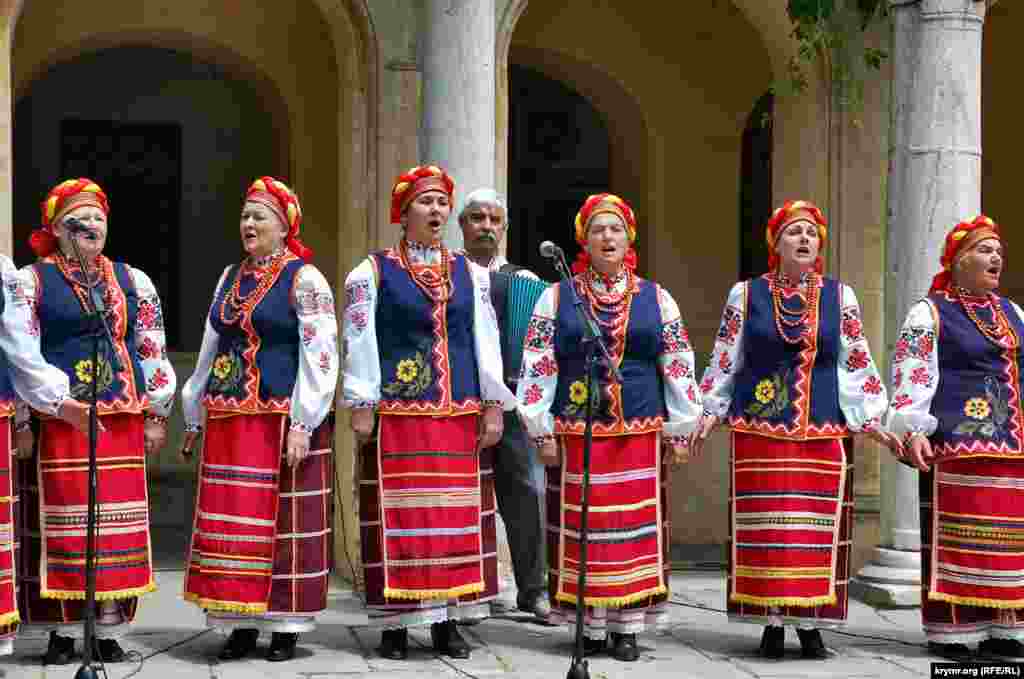 Украинский самодеятельный народный ансамбль «Візерунки» дворца культуры «Севастопольский» что в поселке Сахарная Головка