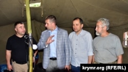Глава представительства президента Украины в Крыму Борис Бабин с активистами