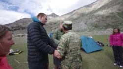 Ҷанҷоли сайёҳони хориҷӣ бо ҷангалбони тоҷик Ҷанҷоли сайёҳони хориҷӣ бо ҷангалбони тоҷик