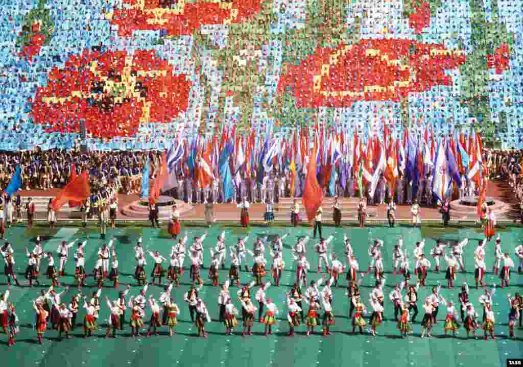 9 мая 1985 года в Киеве праздновали годовщину победы над нацизмом. Власть советской Украины рассматривала события в Бабьем Яру через призму «страданий всего советского народа» во время нацистской оккупации.