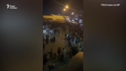 Сотни людей в аэропорту Кабула Сотни людей в аэропорту Кабула