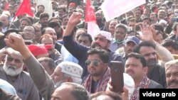 اسلام اباد کې د ټول ملک د سرکاري ملازمینو استازو او غړو په فبرورۍ میاشت کې د خپلو تنخواګانو د زیاتوالي په خاطر مظاهرې کړې وې.