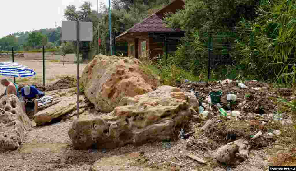 У подножия мыса, под «зоной безопасности» санатория «Черноморец»