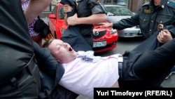 Полиция задерживает лидера ЛГБТ-движения Николая Алексеева. 27 мая 2012 г. Москва