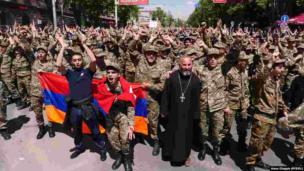 Часть военнослужащих присоединились к протесту в Ереване 23 апреля 