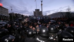 Сотрудники правоохранительных органов разгоняют демонстрантов, выступающих в поддержку евроинтеграции, Киев, 29 ноября