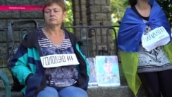 Савченко вывела на голодовку родственников людей, находящихся в плену у сепаратистов Савченко вывела на голодовку родственников людей, находящихся в плену у сепаратистов
