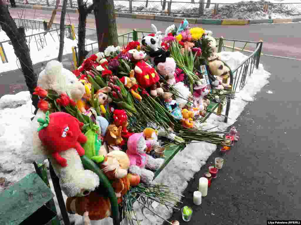 Другой такой же мемориал появился на скамейке у дома, где жила семья, в которой произошла трагедия. 