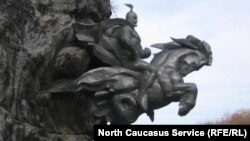 Монумент Уастырджи в скале в горах Северной Осетии (архивное фото)