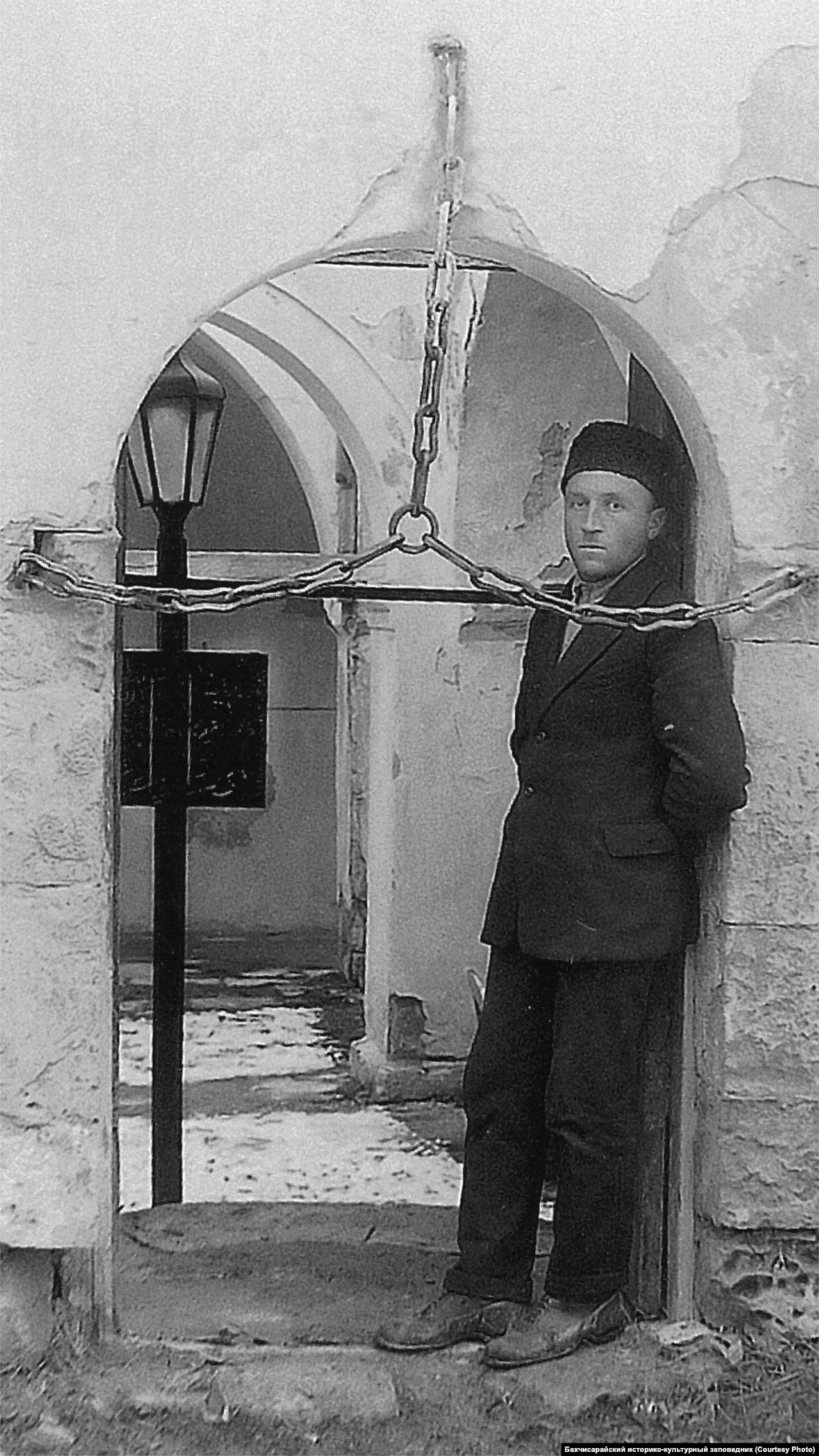 Вход в Зынджырлы-медресе. Салачик, 1920-ые. Одно из первых и наиболее крупных медресе – мусульманских высших школ – построили в Солхате еще в XIV веке, но оно не дожило до наших дней. Самым известным и единственным уцелевшим в Крыму было открытое в 1500 году Зынджырлы-медресе. В 1917 году на его базе открыли педагогический институт