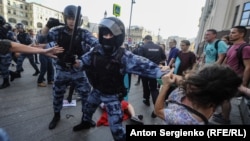 Сотрудники ОМОНа избивают протестующих в центре Москвы, 27 июля 2019 года