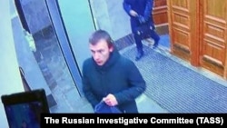 Студент Михаил Жлобицкий за несколько секунд до взрыва в здании управления ФСБ по Архангельской области