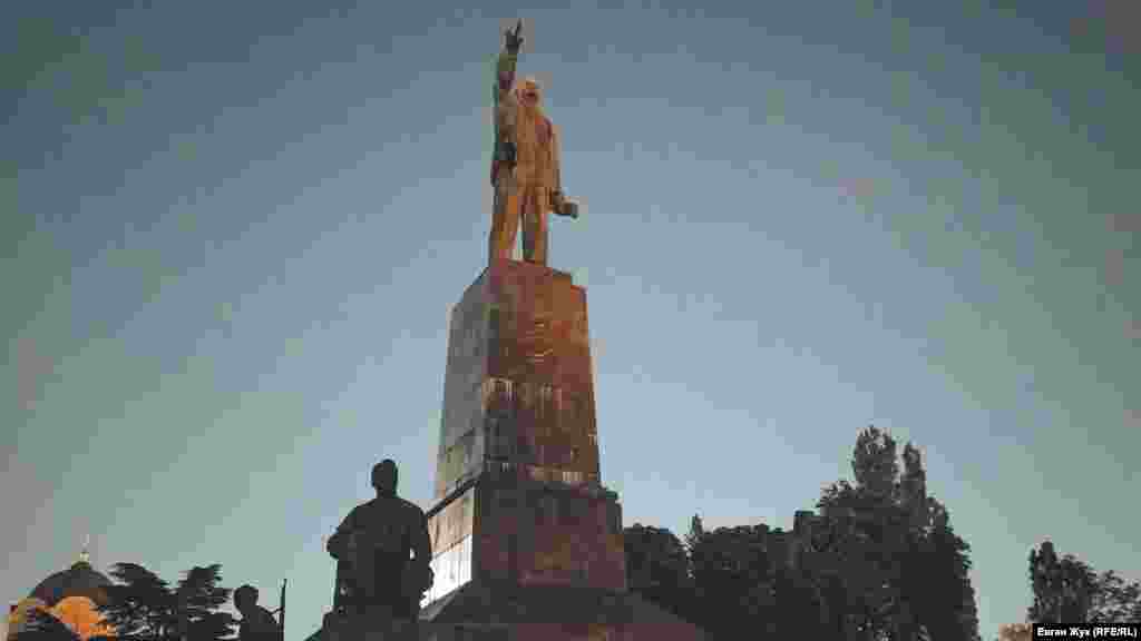 В ста метрах от собора – наследие советского прошлого, памятник Ленину. С четырех сторон его «охраняют» скульптуры рабочих и солдат