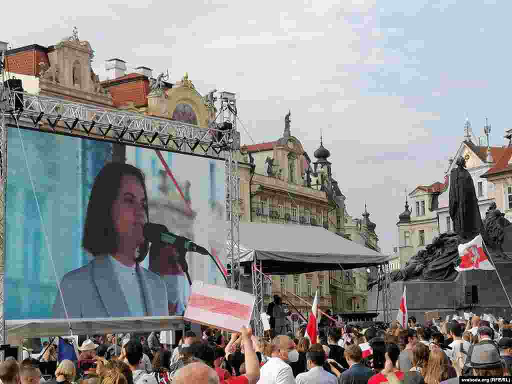 Со сцены к участникам акции обратилась лидер белорусской оппозиции Светлана Тихановская 
