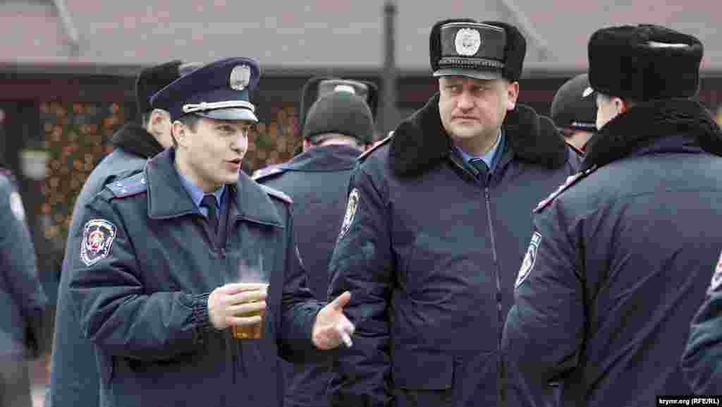 Подойти и посмотреть, что внутри, невозможно –  не пропускает милиция. На расспросы милиционеры отвечают, что им самим ничего неизвестно.
