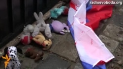 Русские Львова испачкали флаг России и бросили его под ворота Генконсульства Русские Львова испачкали флаг России и бросили его под ворота Генконсульства