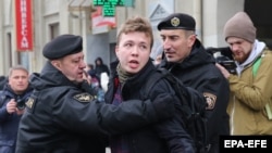 Милиция задерживает Романа Протасевича во время освещения протестов в Минске 26 марта 2017 года. Архивное фото
