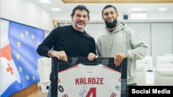 Чеченский спортсмен Хамзат Чимаев и мэр Тбилиси Каха Каладзе. Декабрь 2024 года. Фото из инстаграма Чимаева