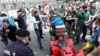 Нападение на участников московского гей-прайда 30 мая 2015 года на Тверской. Слева, в черном, – Ирина Фет