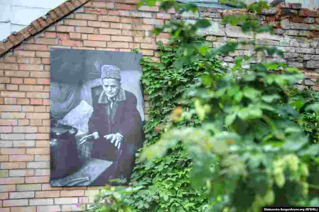 Одна из фотографий – портрет лидера крымскотатарского народа Мустафы Джемилева