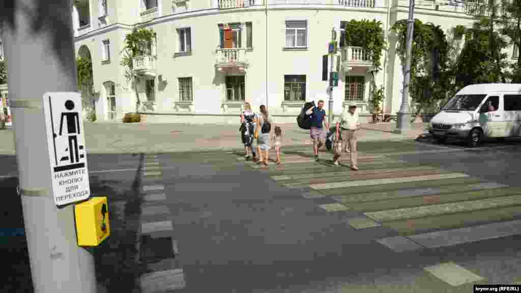 Теперь, чтобы пройти к костелу, нужно сделать «крюк» и пройти два регулируемых пешеходных перехода. А если пешеход не увидит табличку, предлагающую нажать на светофоре кнопку, чтобы заказать переход, то потеряет еще несколько минут